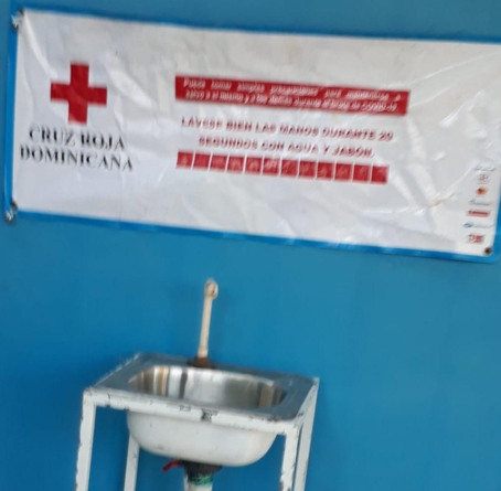 Instalan lavamanos en centro de vacunación