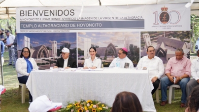 OBISPOS Y PRIMERA DAMA DAN EL PRIMER PALAZO PARA LA CONSTRUCCIÓN DE TEMPLO ALTAGRACIANO EN HOYONCITO.