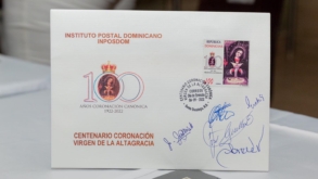 Ponen en circulación sello postal conmemorativo a la coronación canónica de la Virgen de la Altagracia.