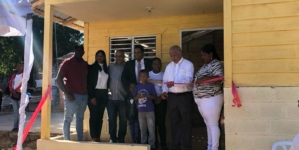 Banco Popular Dominicano y Pastoral Social Diócesis-Barahona entregan casas a familias pobres